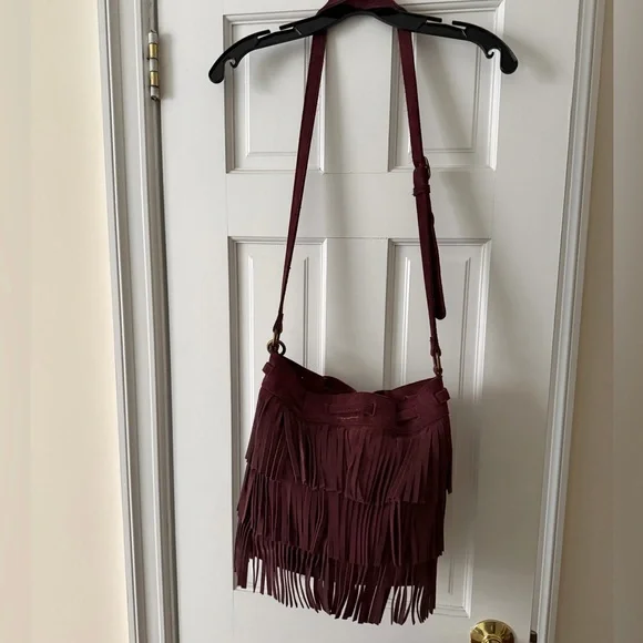 Lucky Brand Burgundy Fringed Suede Bucket Bag With Adjustable Strap - Picture 6 of 17